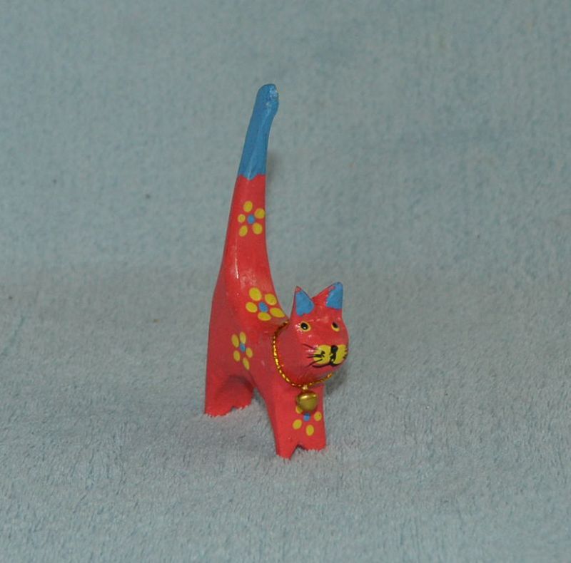 Soška dřevěná kočka malovaná malá - červená