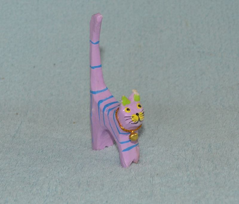 Soška dřevěná kočka malovaná malá - fialová