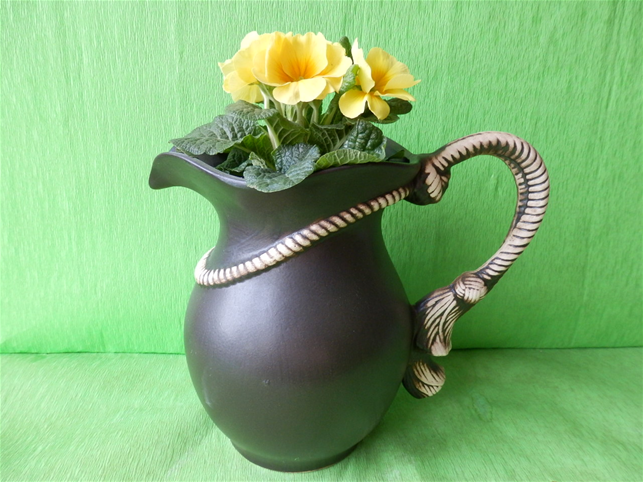 Květináč džbán ozdoben provazem