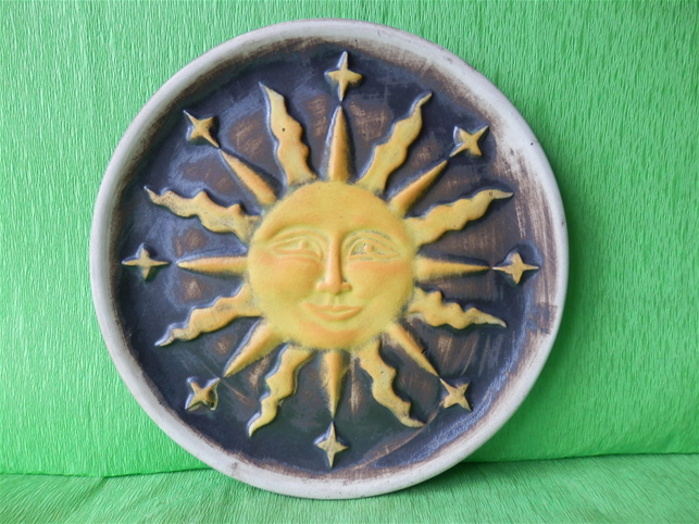 Keramická nástěnná ozdoba slunce