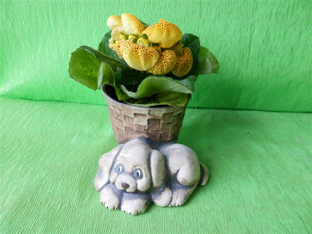 Keramický květináč štěně s košíkem
