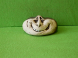 Keramický ozdobný kámen s úsměvem
