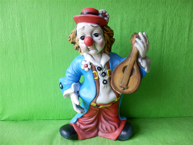 Soška klaun s mandolinou