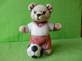 Soška medvěd s míčem