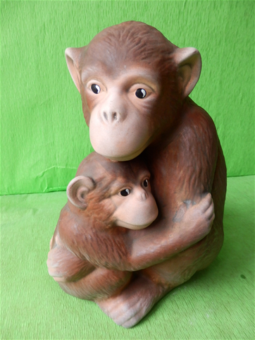 Soška opice s mládětem
