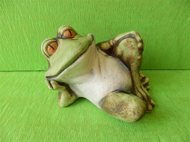 Soška spokojená ležící žába