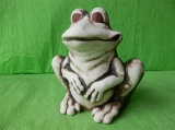 Soška spokojená sedicí žába