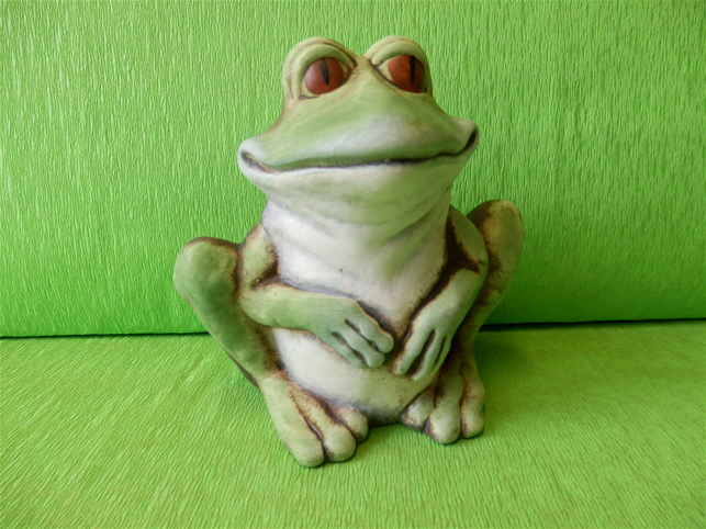 Soška spokojená sedicí žába