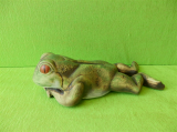 Soška žába ležící na břiše