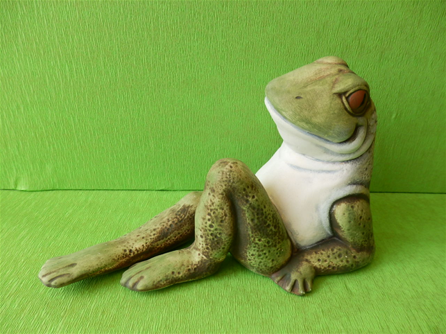 Soška žába s nataženýma nohama
