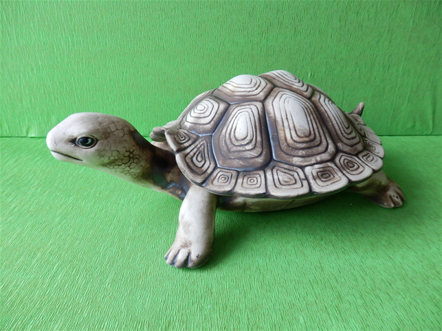 Soška želva s odnímajícím krunýřem