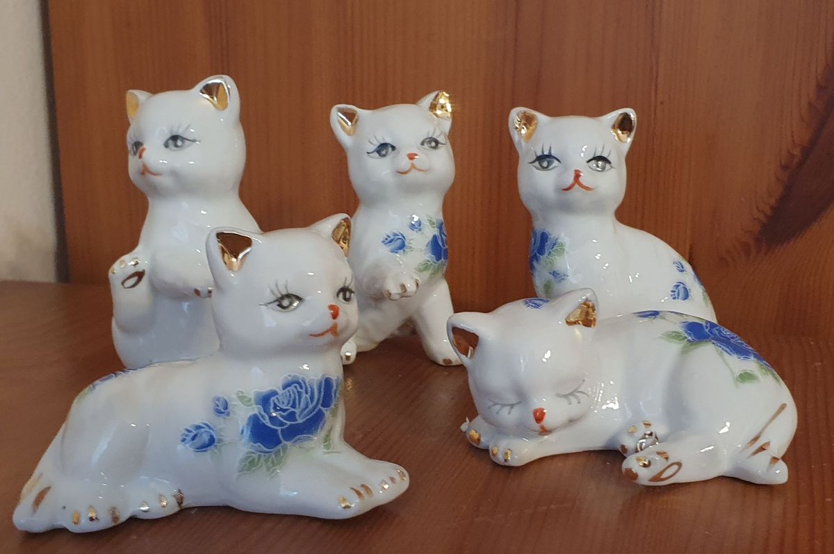  Souprava kočičích porcelánových sošek