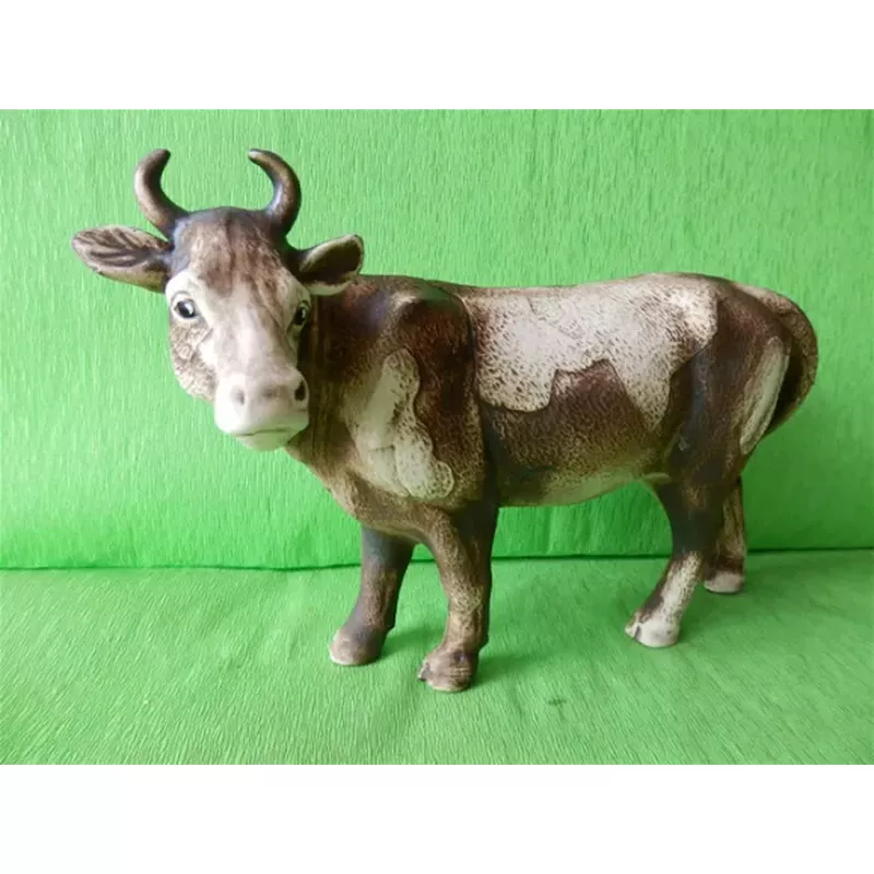 Soška rohatá kráva stojící