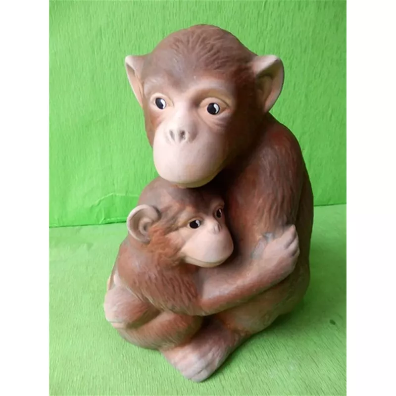 Soška opice s mládětem barevná