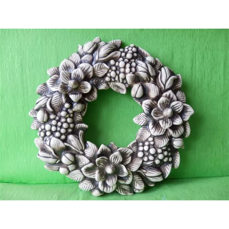 Keramický nástěnný věnec z  magnolií natur