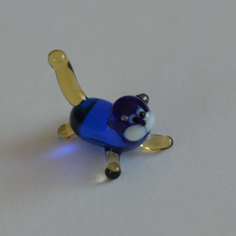 Skleněná soška udivená kočička - modrá