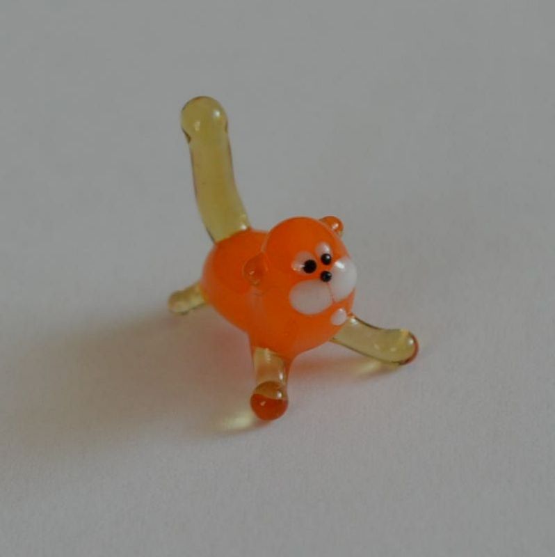 Skleněná soška udivená kočička - oranžová