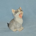 Soška zívající kočka